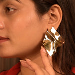 Load image into Gallery viewer, Gold-Tone Wavy Square Stud Earrings