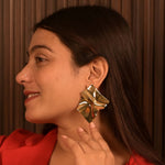 Load image into Gallery viewer, Gold-Tone Wavy Square Stud Earrings
